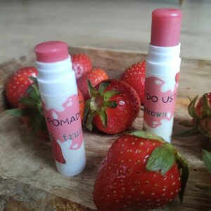 Balsam do ust truskawkowy – naturalna pomadka ochronna „Truskawkowy Pocałunek” 10 ml